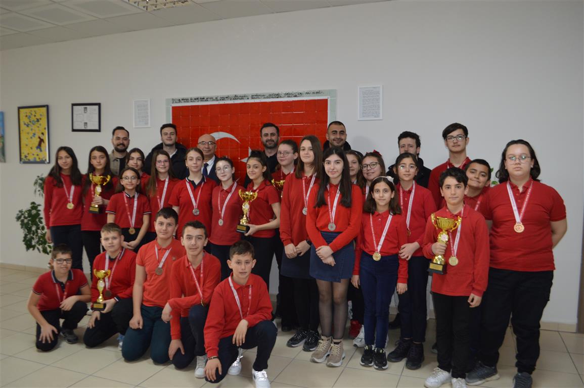 Satranç Turnuvasında Dereceye Giren Büyükkarıştıran İlk-Ortaokulu Öğrencileri Kaymakamımızın Misafiri Oldular. 